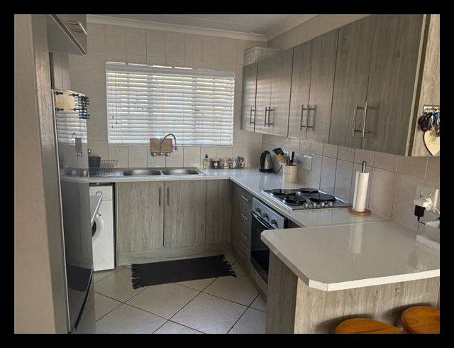 3 BEDROOM TOWNHOUSE FOR SALE IN RAVENSWOOD